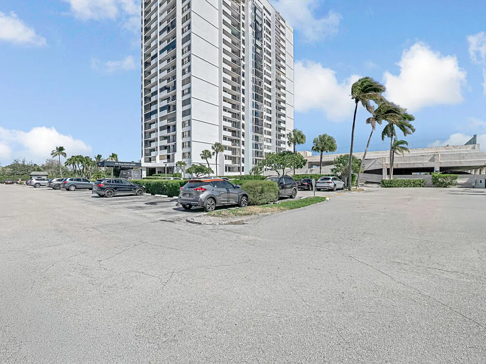 5600 N Flagler Dr #203