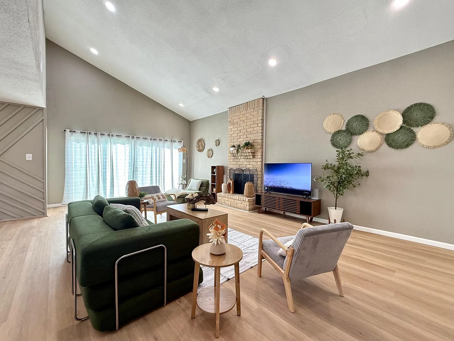 3 bed, 2.0 bath, 1572 sqft, $2,800 — Photo 2