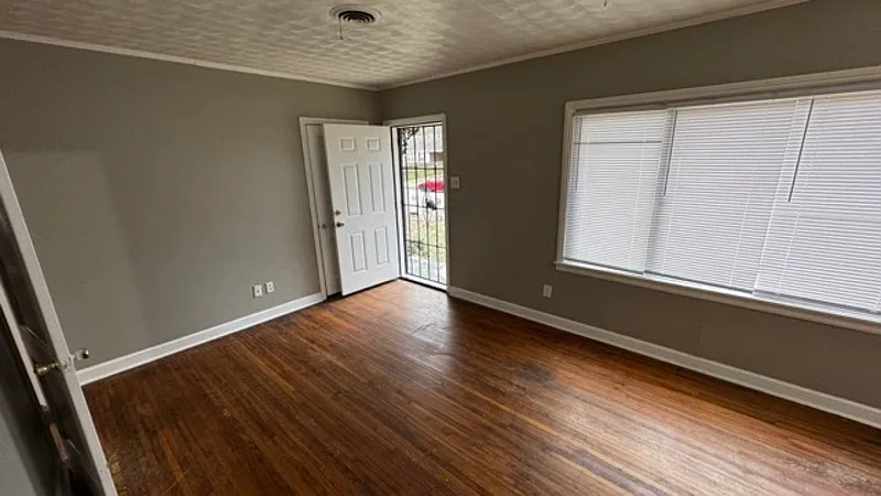 3 bed, 1.0 bath, 1109 sqft, $1,095 — Photo 2