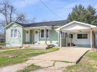 403 N College St, Weimar, TX 78962