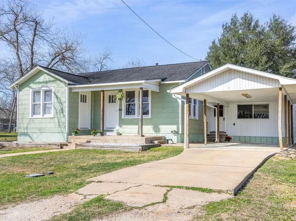 403 N College St, Weimar, TX 78962