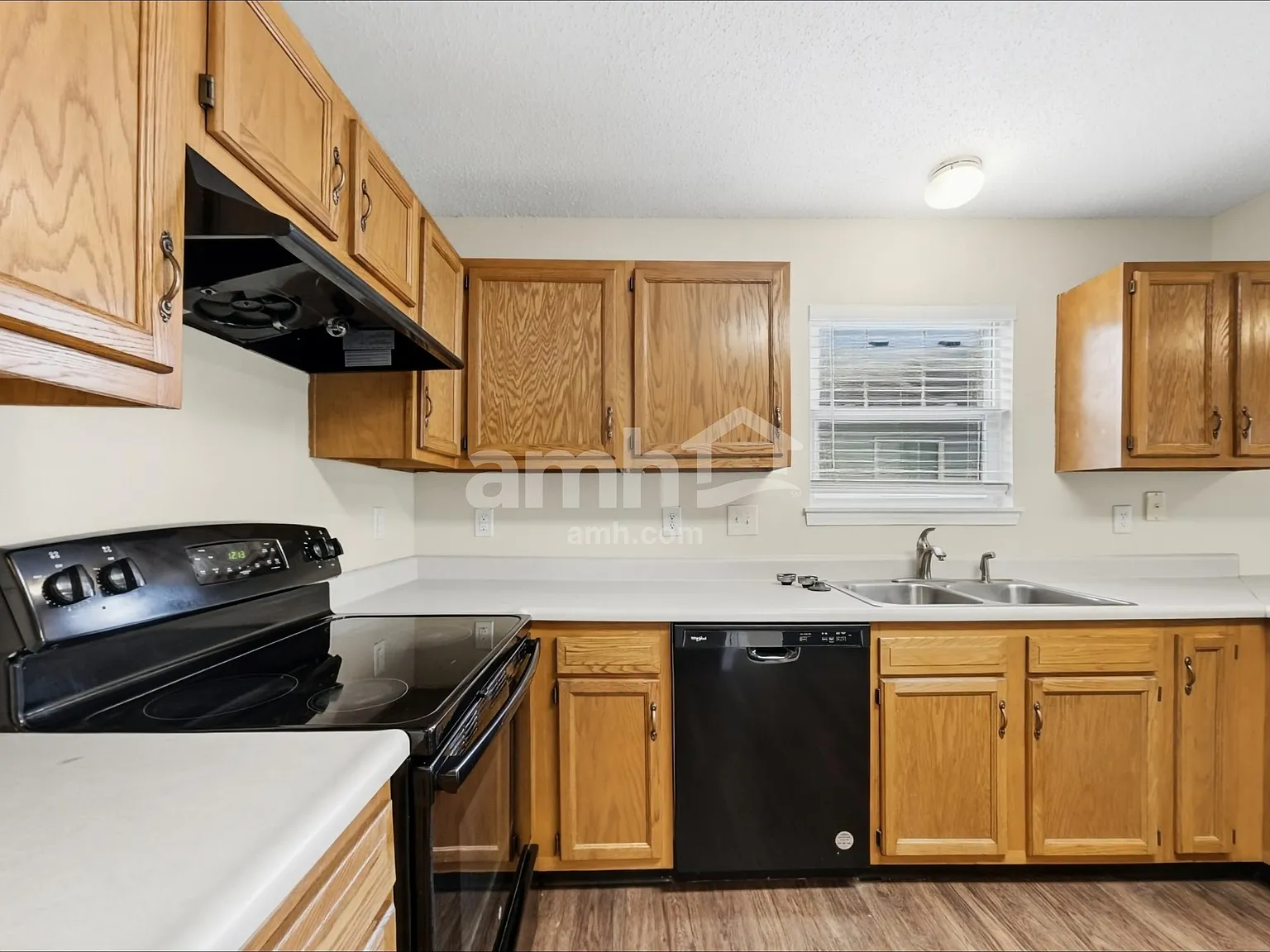 3 bed, 2.5 bath, 1932 sqft, $1,940 — Photo 3