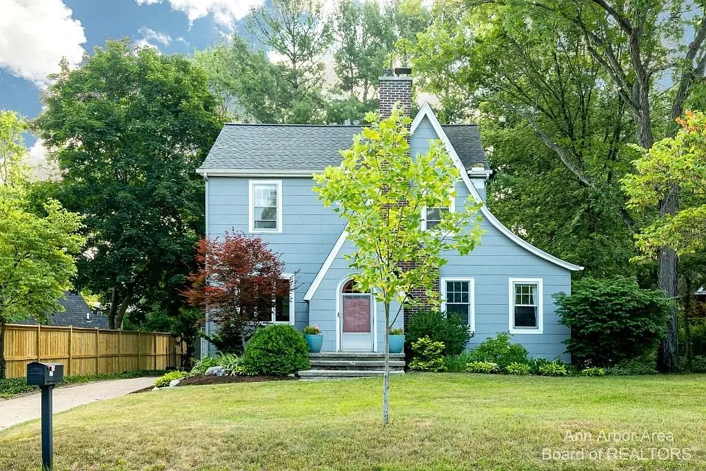 325 Hilldale Dr photo 1