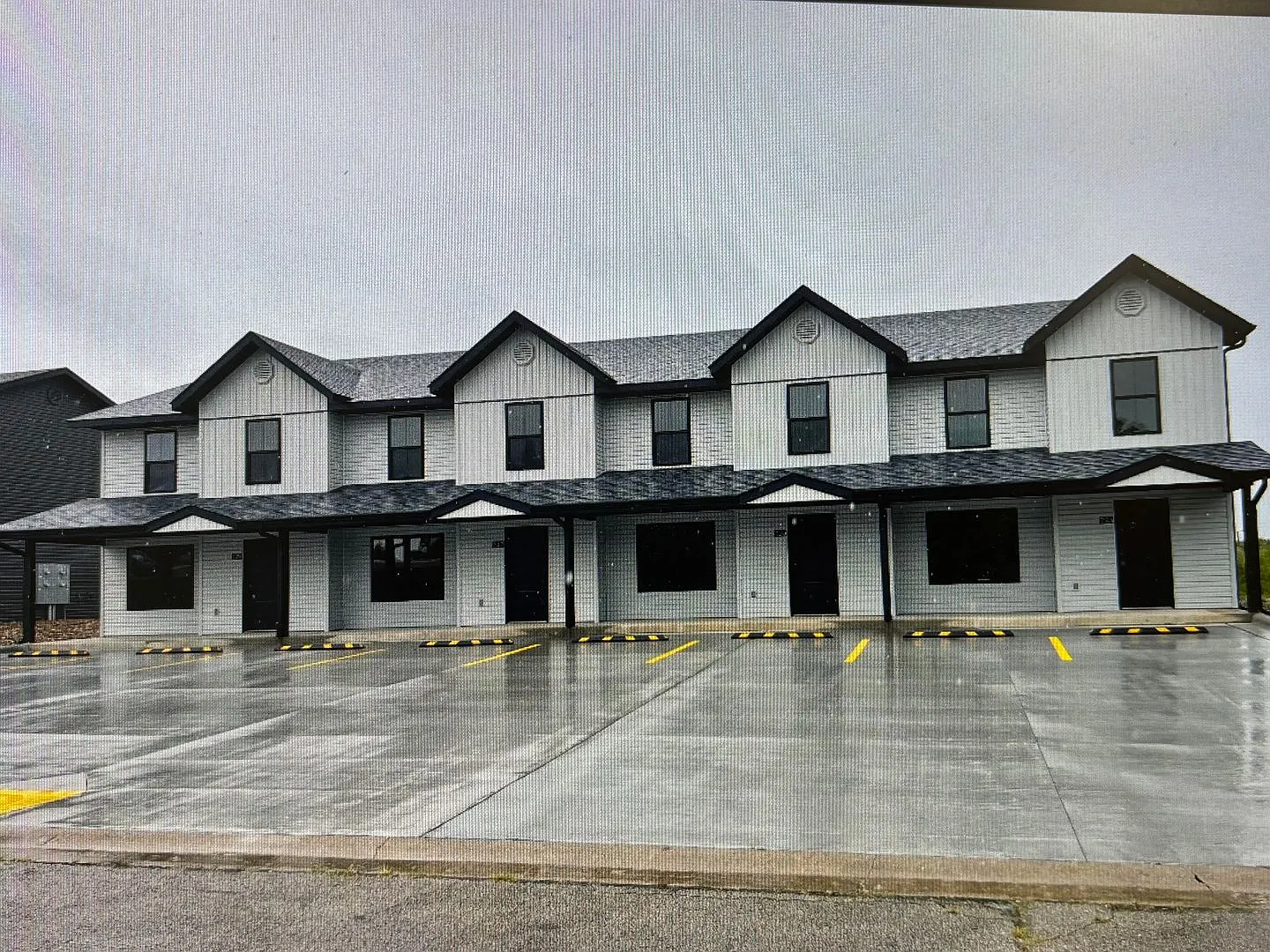3 Bedroom 2.5 Bathroom Townhouse For Rent — Photo 1