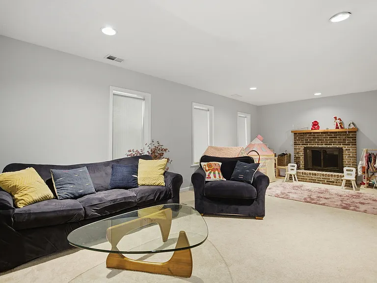 7005 Endicott Ct — Photo 32