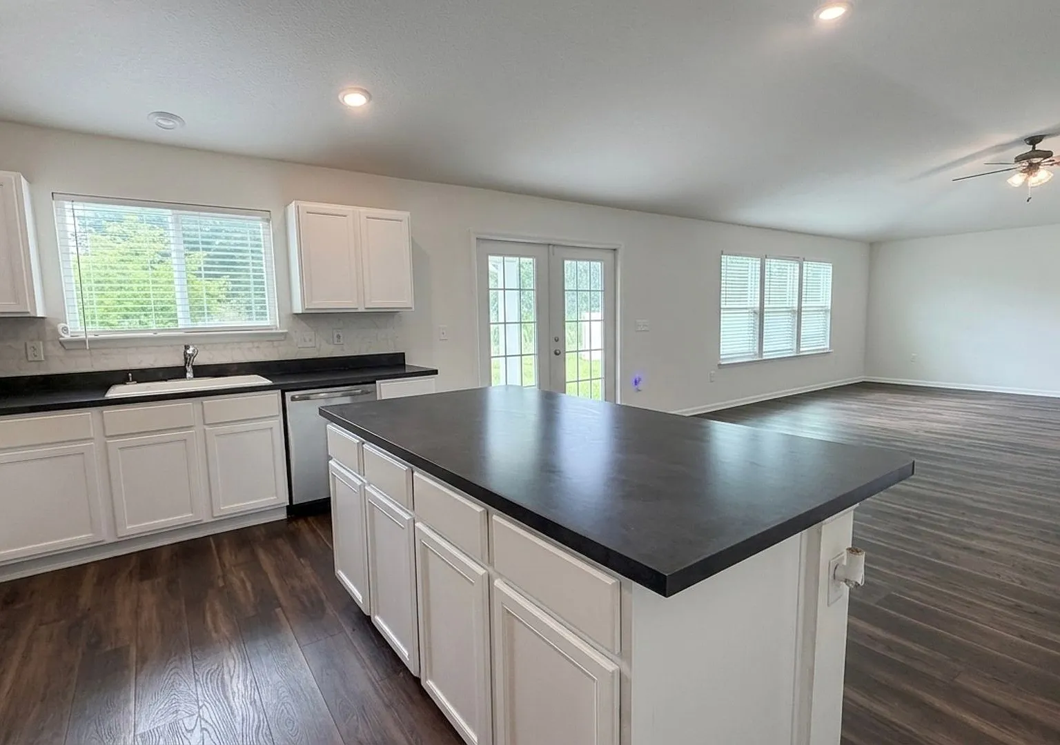 Spacious 3 Bed 2 Bath 2k SqFt in Sandler Lakes | Pet Friendly w/ Dog Door | Split Floor Plan | Se... — Photo 2