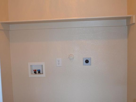 Laundry room with electric Washer/Dryer connections