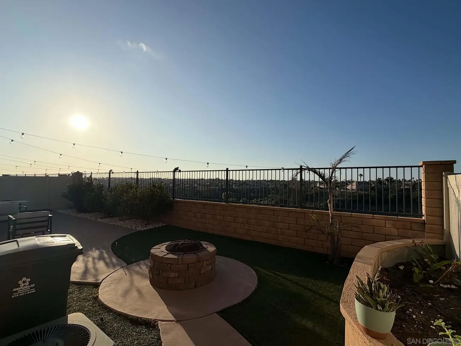 3 bed, 2.5 bath, 1609 sqft, $4,195 — Photo 3