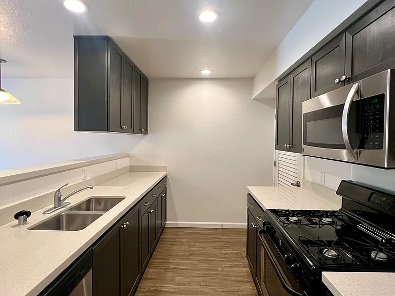 Esposti Park Apartments — Photo 10