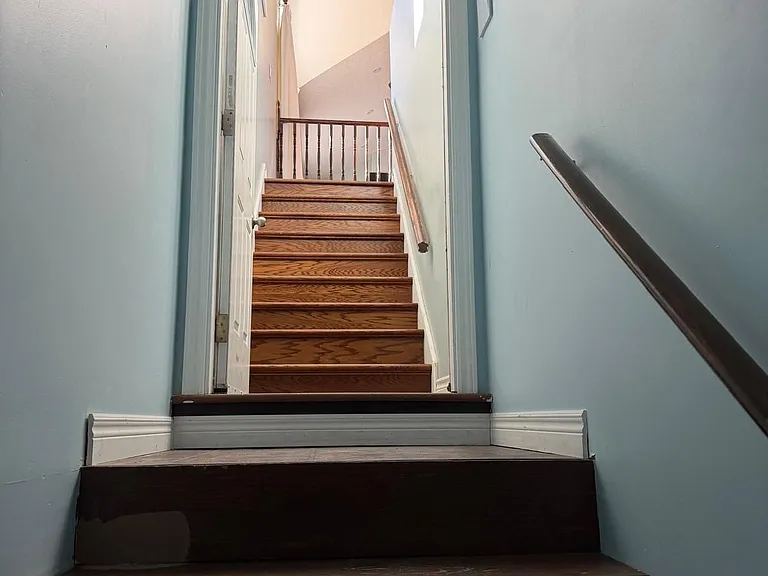 100 Essa Rd #UPPER LEVEL — Photo 3