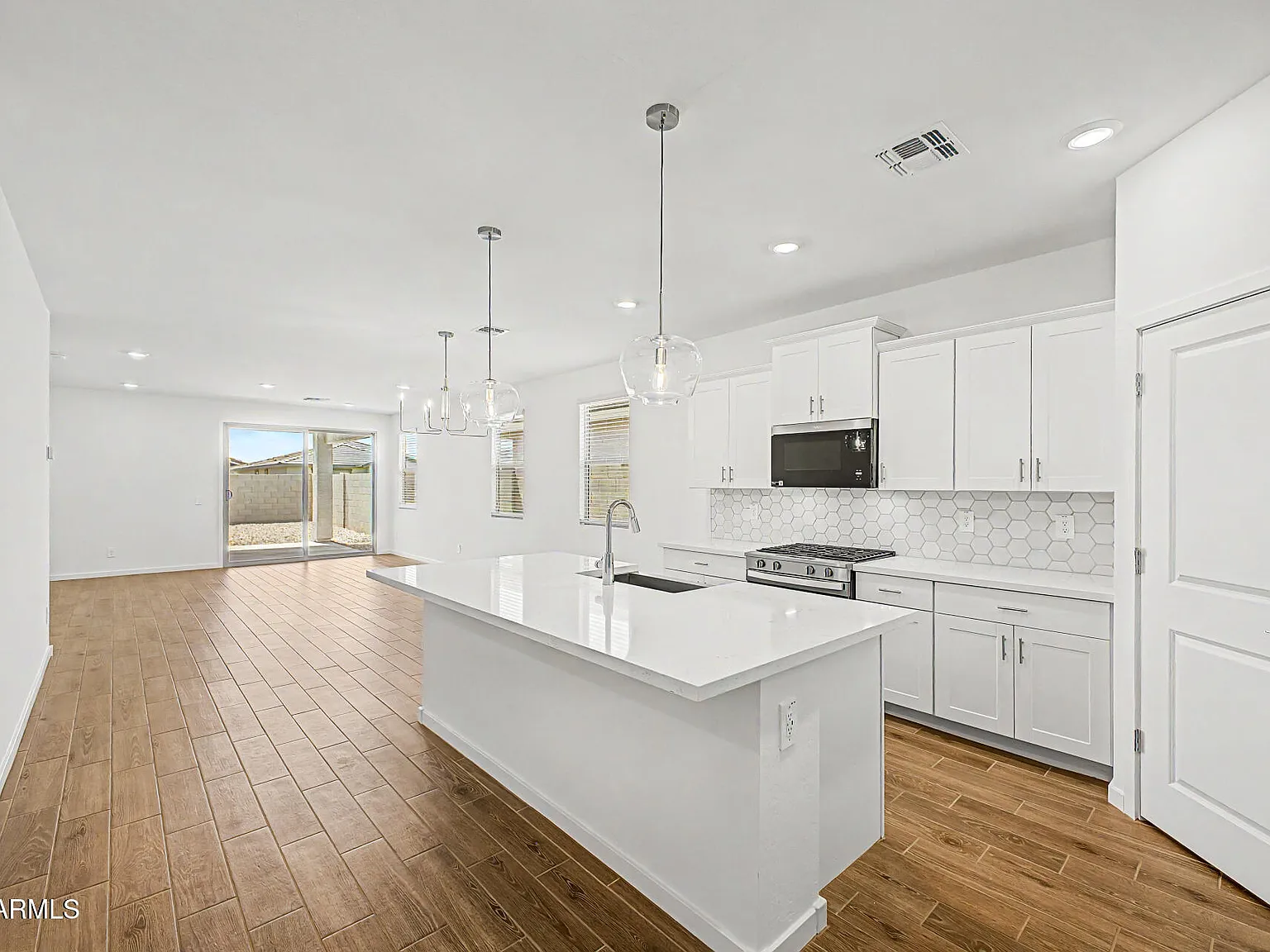 4 bed, 3.0 bath, 2049 sqft, $2,350 — Photo 2