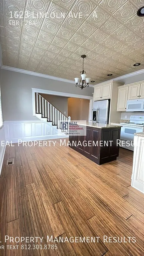 Charming 4 Bedroom Duplex Near University of Evansville — Photo 4