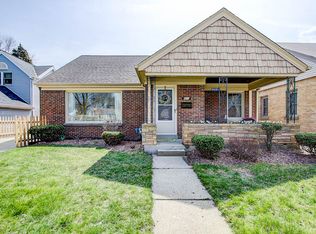 823 E Hampton Rd, Whitefish Bay, WI 53217