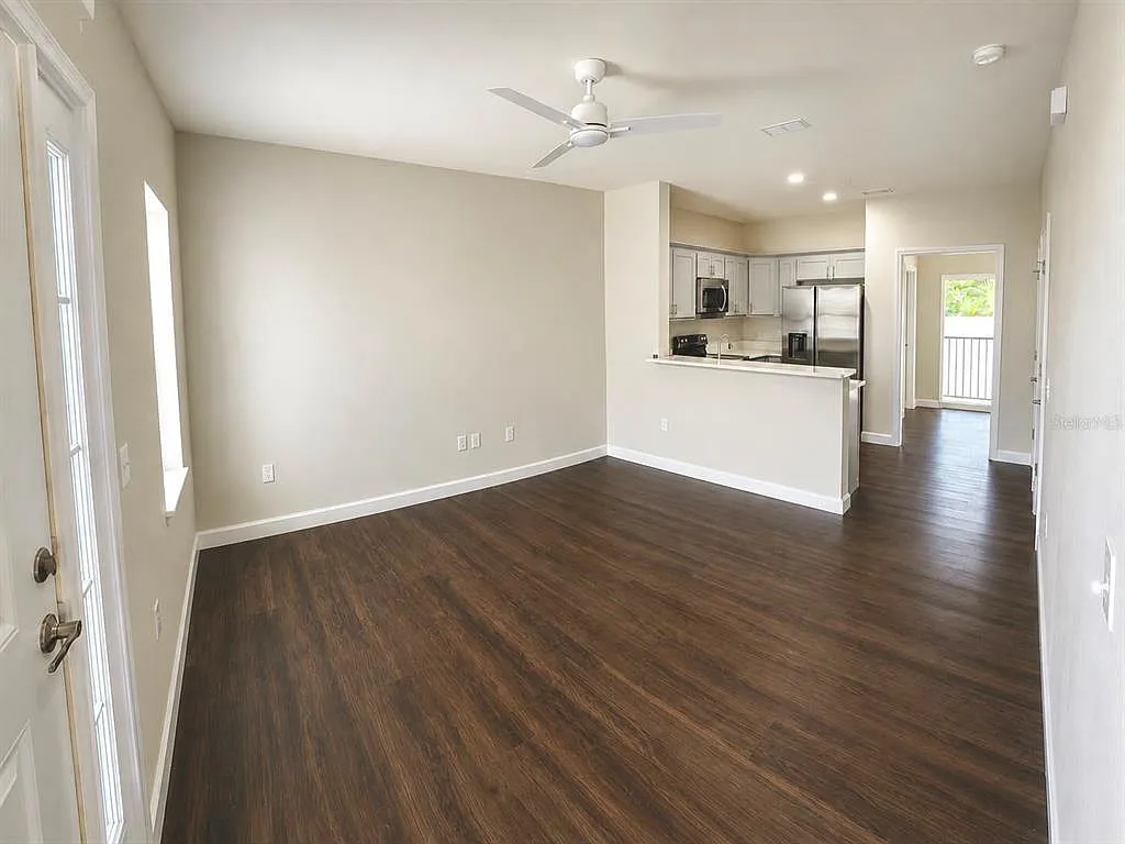 3 bed, 3.0 bath, 1352 sqft, $1,595 — Photo 3