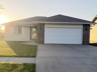 910 Blue Stem Cir, Norfolk, NE 68701