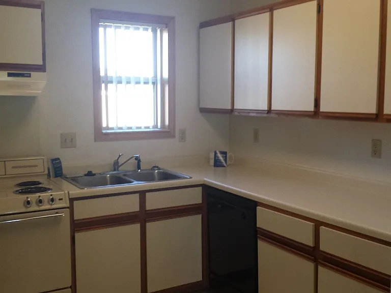 Pine Manor Townhouses — Photo 7