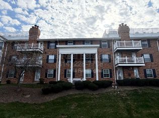 312 Clayton Crossing Dr APT 304, Ballwin, MO 63011