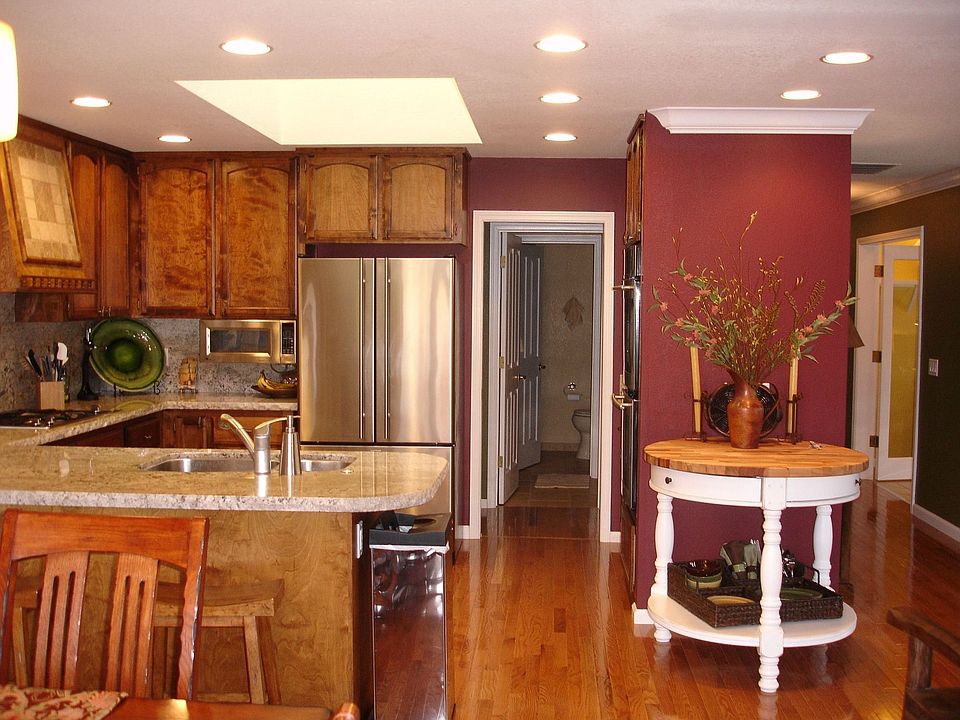2nd image of 652 Larkspur Ln