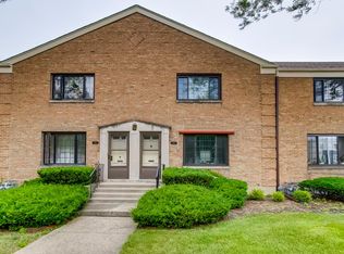121 Fellows Ct, Elmhurst, IL 60126