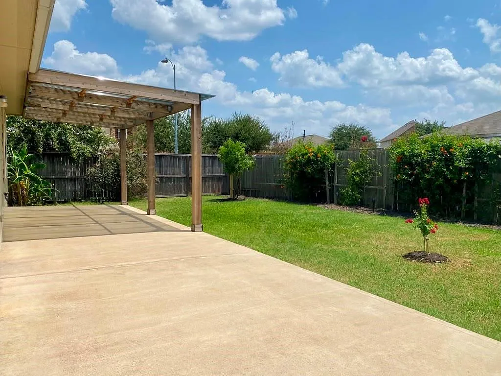 3 bed, 2.0 bath, 1912 sqft, $2,200 — Photo 2