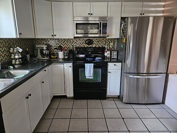 5th image of 221 Hendrix St