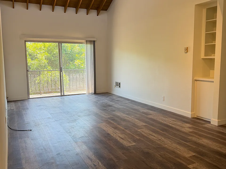533 Ashland Ave #203
