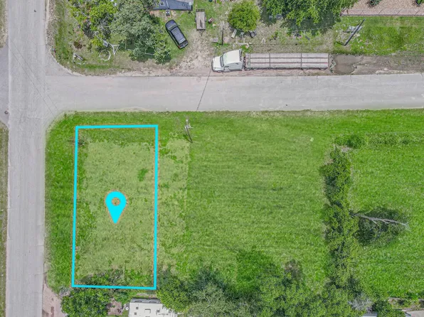 317 N Woodson St, Willis, TX 77378