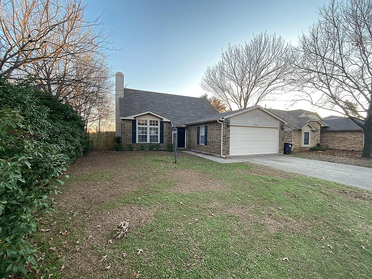 2709 Thunderbird Dr — Photo 2