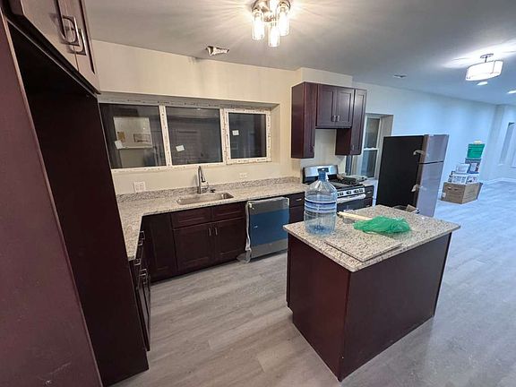3rd image of 1014 N Hamlin Ave