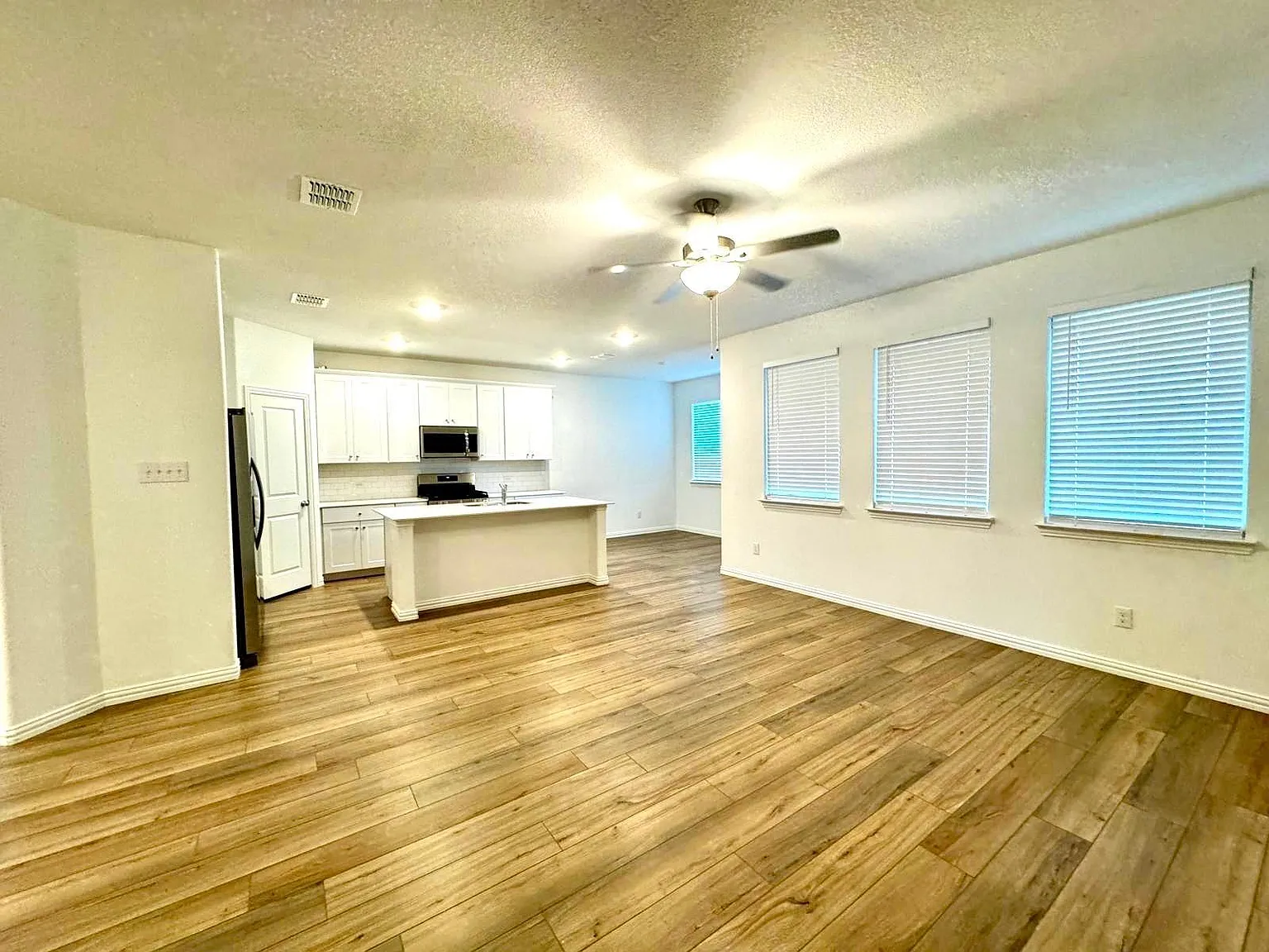 4 bed, 2.5 bath, 2351 sqft, $2,400 — Photo 4