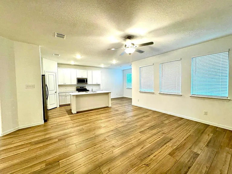 1012 Longleaf Ln — Photo 4