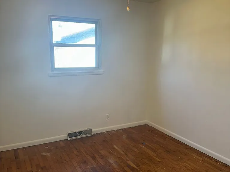 302 E New Melville Rd — Photo 5