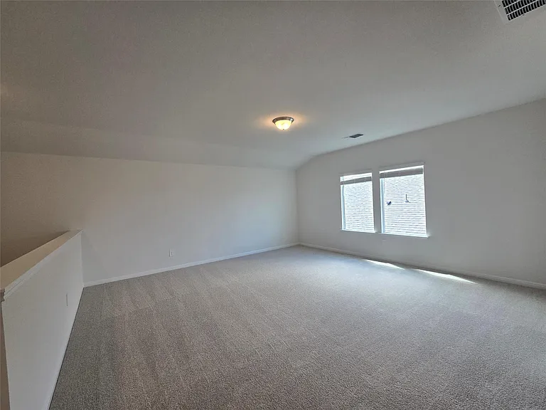 715 Universal Dr — Photo 25