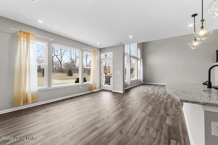 4 bed, 2.5 bath, 2711 sqft, $2,500 — Photo 2