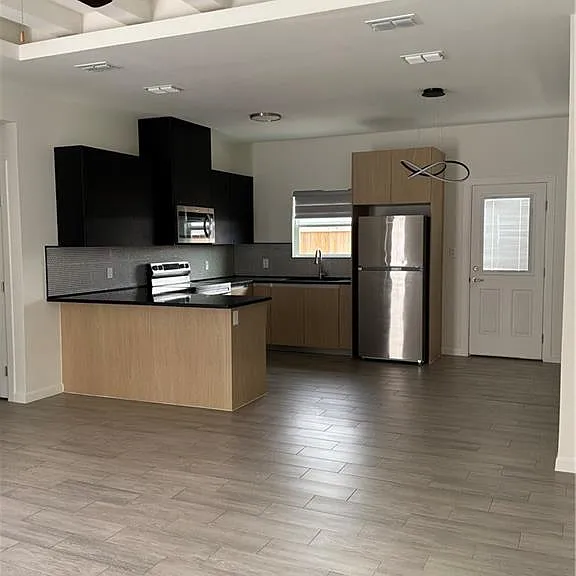 3900 Ventura Ave #1 — Photo 1
