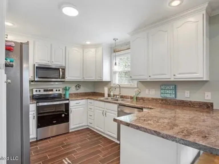 102 S Girard Ave — Photo 4