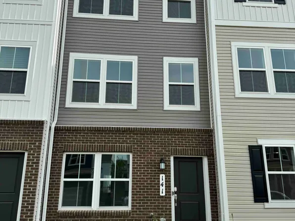 11 Brookfield Mews, Ranson, WV 25438