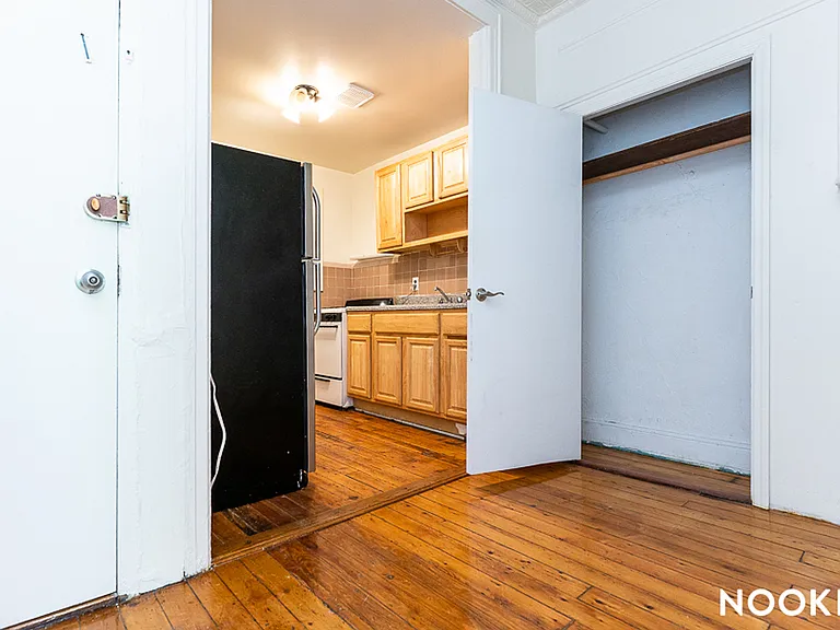 33 Montrose Ave #3T — Photo 3