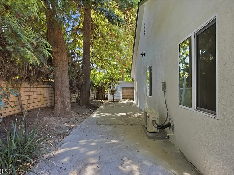 17024 Parthenia St — Photo 20