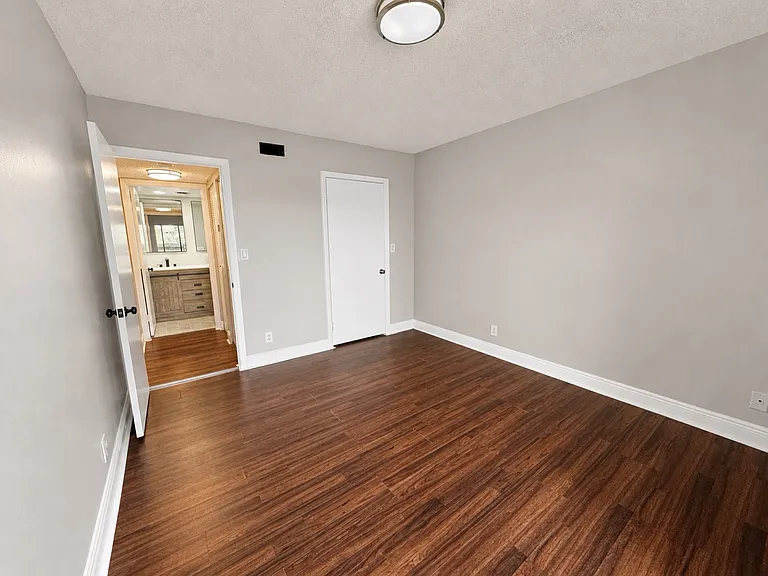 5612 Rock Island #144 - int33