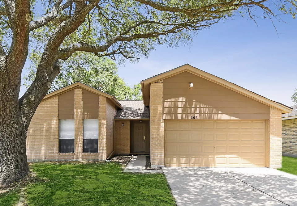 307 Strand Ct