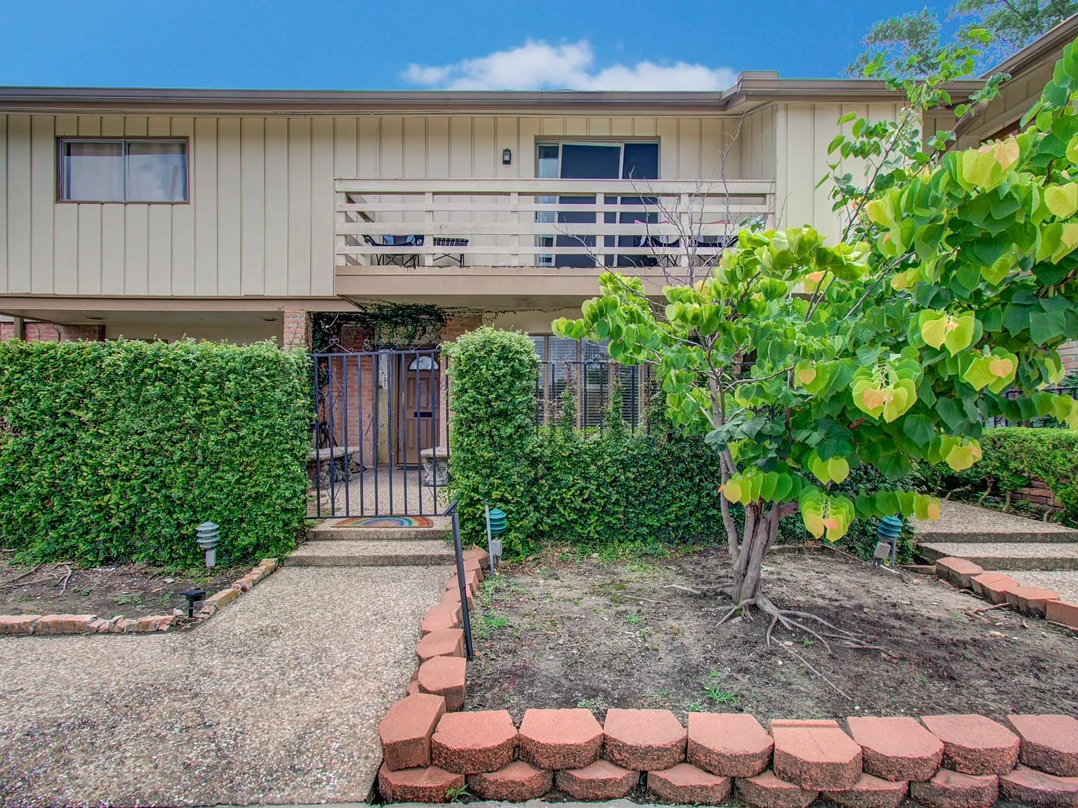 3 bed, 2.5 bath, 1308 sqft, $2,100 — Photo 4