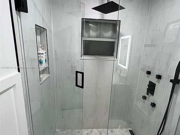 3rd image of 1019 SW Barbarosa Ave #1019