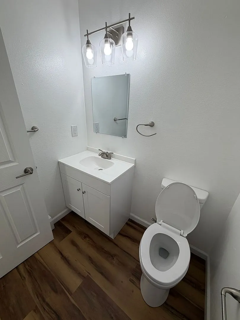 Spacious 3-Bedroom, 2.5 Bathroom Home with Garage — Photo 3