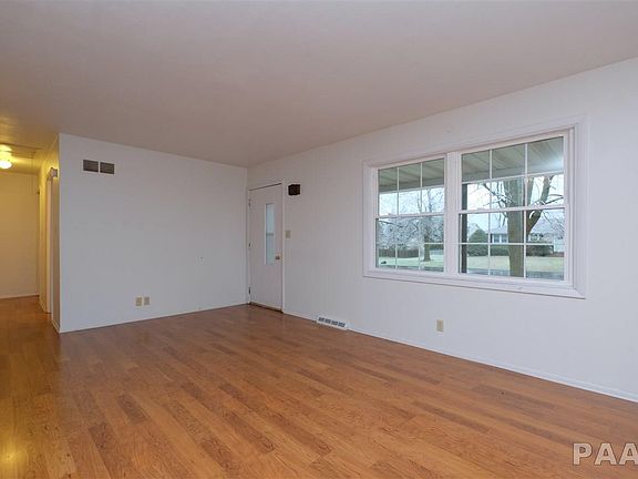 3rd image of 203 Whispering Oaks Dr
