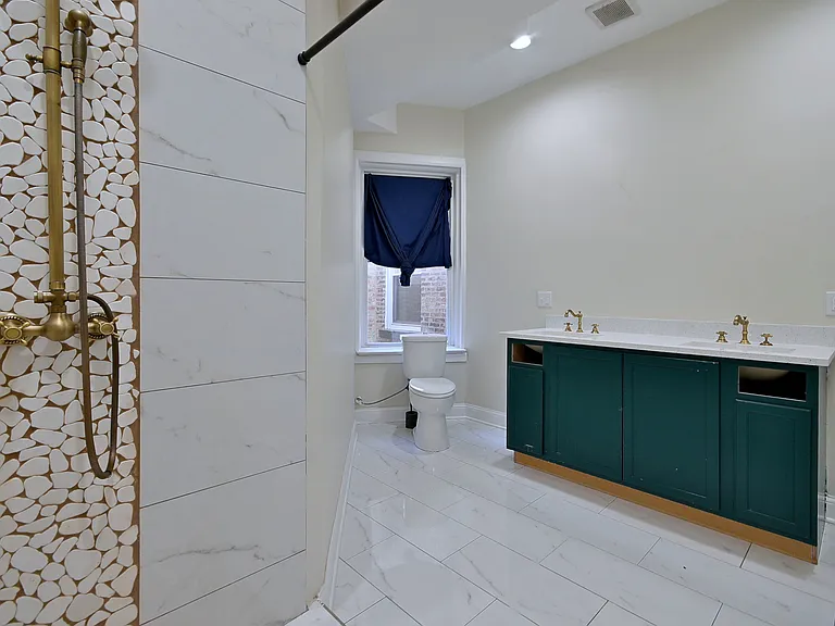 233 N Sacramento Blvd — Photo 16