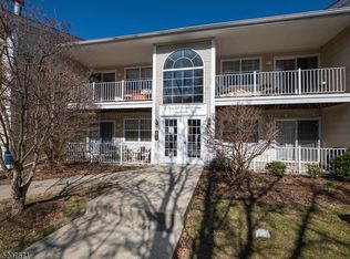 2 Spruce Ter, Mount Arlington, NJ 07856