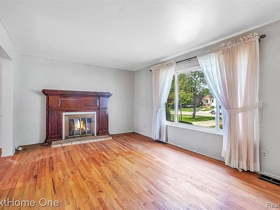 4th image of 2432 N Wilson Ave