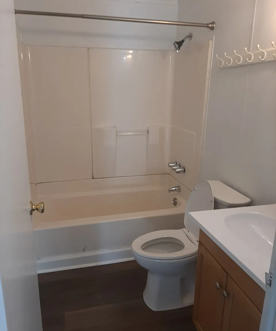 4 bed, 1000 sqft, $1,600 — Photo 1