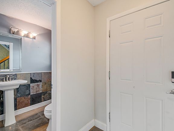 5th image of 1025 Wentworth Ct